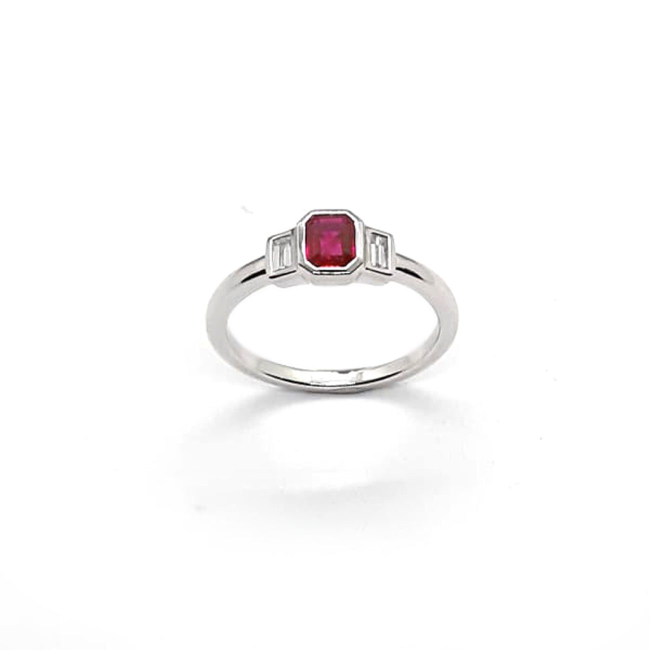 Anello "Ruby trilogy" in oro bianco, diamanti e rubino